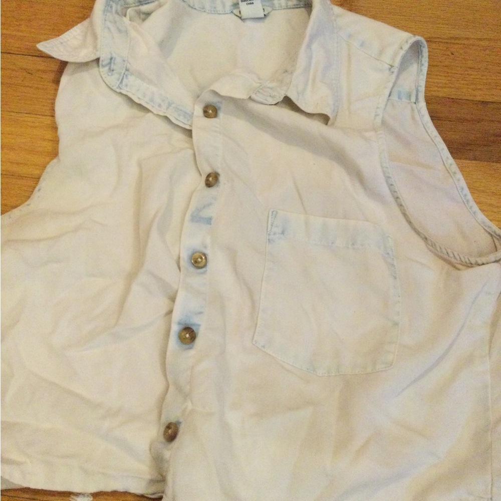 Sleeveless Button-Up Chambray Shirt - Light Wash